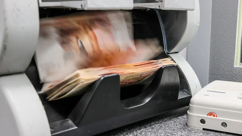 Сальдированная прибыль бизнеса в январе–феврале упала на 33,1% — до 3,4 трлн руб. Снижение наблюдается в большинстве секторов, растут просрочки, инвестиции уже переходят к спаду.