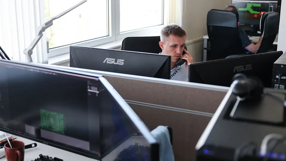 Опрос IT-специалистов показал, что большинство российских компаний продолжат работать на смешанной инфраструктуре из отечественного и зарубежного ПО до 2030–2031 годов, несмотря на планы властей ускорить импортозамещение и возможные ограничения для коммерческого сектора.