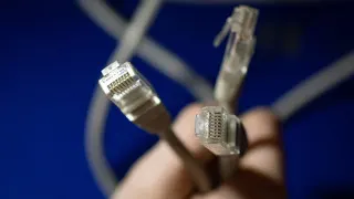 Крупные отечественные IT-компании призвали власти пересмотреть политику блокировок, указав на риски массовых отключений, технические ограничения выявления VPN и вред для инфраструктуры российского интернета.