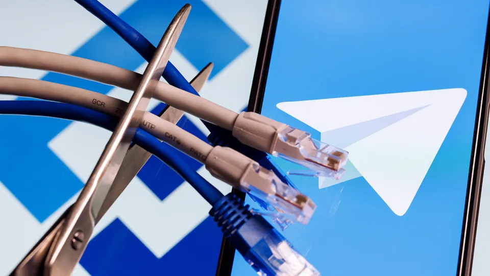 Несмотря на ограничения и замедления, Telegram сохраняет лидирующие позиции: месячная аудитория — около 94,3 млн человек, многие продолжают пользоваться сервисом через VPN и переключаются между несколькими мессенджерами.