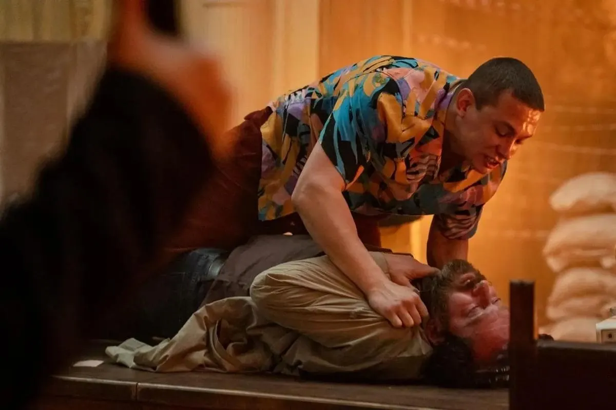 Министерство юстиции потребовало удалить третий сезон «Метода» с показов на онлайн‑платформах — эксперты усмотрели в нём «дискредитацию традиционных духовно‑нравственных ценностей». Продюсер предупреждает об отсутствии чётких критериев и риске для жанрового кино.