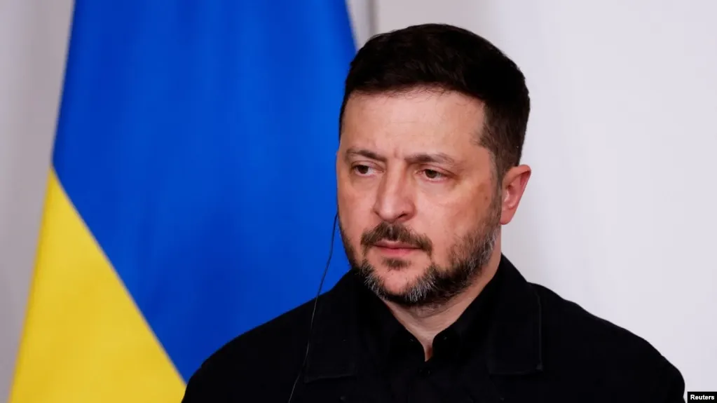 Президент Украины предупредил, что объявленное перемирие на период празднования Дня Победы может служить для обеспечения проведения парада в России, а затем боевые действия возобновятся. Он готов поддержать меры, защищающие гражданских и облегчающие обмен пленными, но требует гарантий и ясности по формату соглашения.