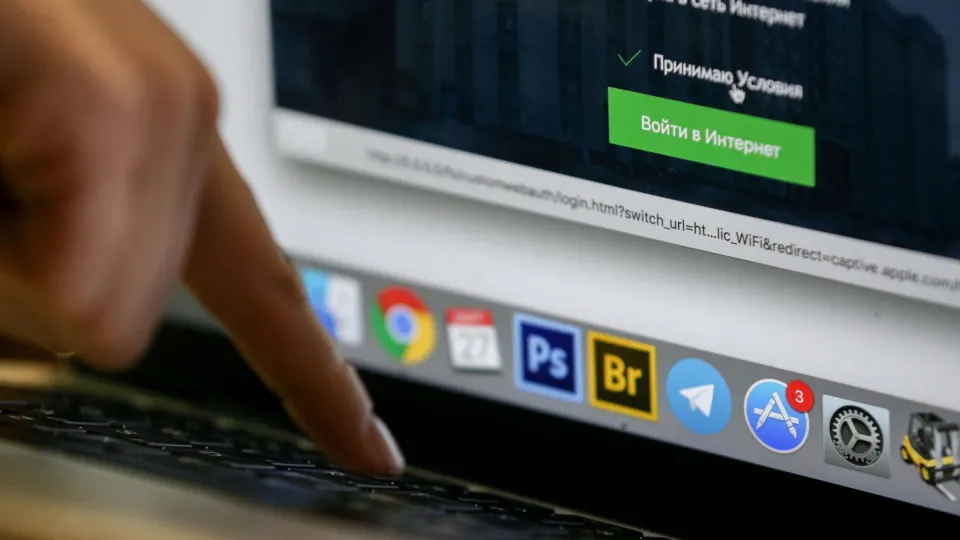 Минпросвещения утвердило концепцию исторического просвещения: при МПГУ создадут совет из учёных и популяризаторов для проверки исторических материалов и защиты «традиционных духовно‑нравственных и культурно‑исторических ценностей». Ранее в Госдуме прошли инициативы по профилактике «искажения истории», а президент подписал поправки об уголовной ответственности за отрицание или одобрение геноцида советского народа.