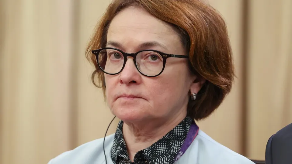 Центробанк сообщил о замедлении экономики в первом квартале 2026 года: ВВП уходит в минус, промышленность балансирует на грани рецессии, а население переходит к режиму жесткой экономии, несмотря на ожидаемый дополнительный нефтяной доход.