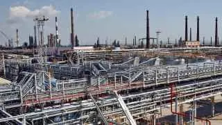 Из-за атак дронов приостановлена переработка нефти на Туапсинском и Новокуйбышевском НПЗ, а также ограничена работа ряда других крупных заводов, обеспечивающих российский рынок топливом.