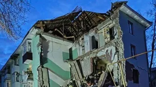 В Сызрани украинский беспилотник попал в многоэтажный жилой дом, частично обрушив подъезд; спасатели извлекли из-под завалов 11 человек, среди них двое детей. Ночью атаке дронов подверглись сразу несколько регионов России, временно ограничивалась работа ряда аэропортов.