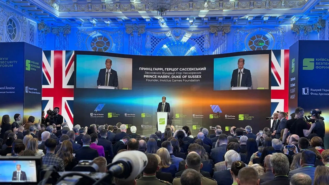 Принц Гарри во время визита в Украину заявил, что прибыл как частное лицо и друг страны, призвал Владимира Путина прекратить войну и напомнил США об их обещаниях защищать украинские границы и суверенитет после отказа Киева от ядерного оружия.