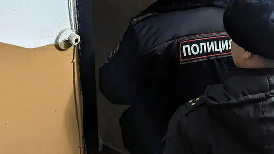 Двое молодых людей оставили на дверях квартир троих сотрудников Роскомнадзора молотки с пятнами бурой жидкости. ФСБ задержала подозреваемых, один из них — несовершеннолетний; возбуждено дело о хулиганстве. Инцидент произошёл на фоне масштабной блокировки Telegram и роста скачиваний VPN в России.