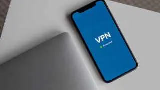 Участники рынка VPN предупреждают: в ближайшее время оплата таких сервисов с российских банковских карт может быть заблокирована, а зачистка серверов усилится из‑за новых требований к хостинг-провайдерам.