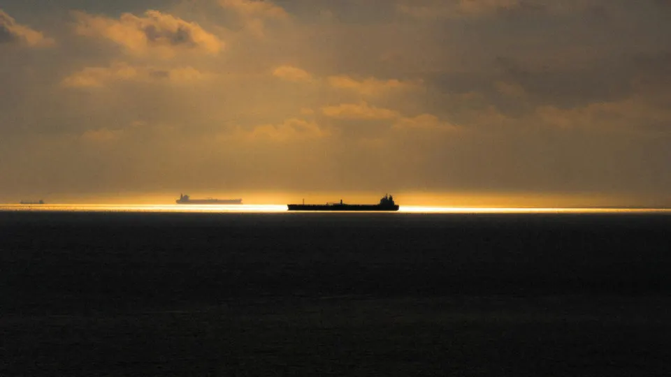 Подсанкционные танкеры с российской нефтью начали обходить территориальные воды Швеции и Великобритании, прокладывая более длинные маршруты в Балтийском море и Северной Атлантике из‑за риска досмотров и задержаний, что повышает затраты и риски перевозок.