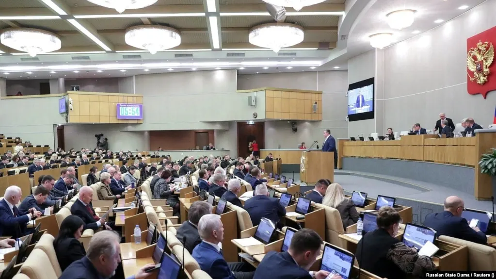 26 мая Госдума во втором чтении обсудит поправки, позволяющие привлекать к административной ответственности граждан, находящихся за границей, и обеспечивать исполнение мер, включая арест имущества.