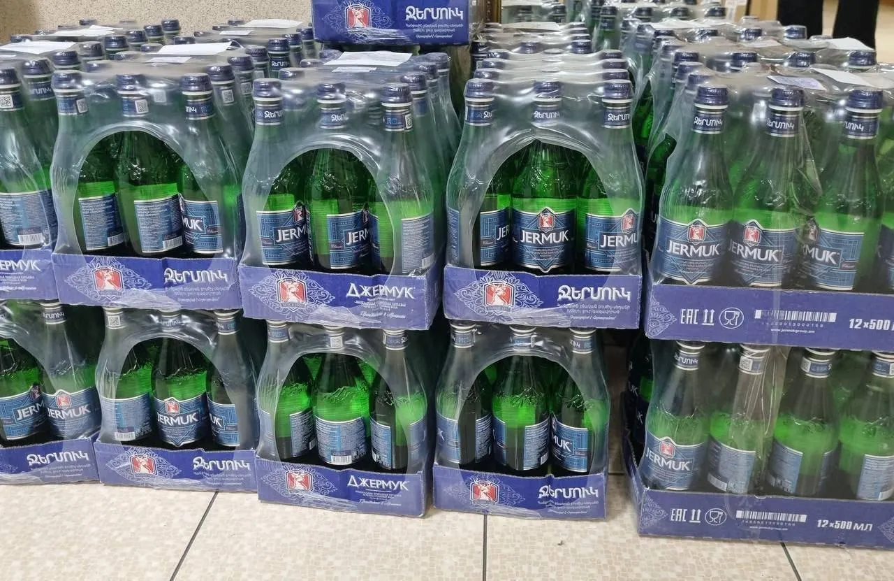 Продажи армянской воды «Джермук» временно запретили — по результатам проверок продукция не соответствует требованиям. Под запрет попали минеральная, питьевая и газированная вода в бутылках объёмом от 0,33 до 1,5 л.
