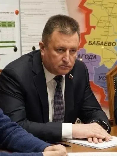 Проект, внесённый в Госдуму, позволит муниципальным чиновникам повышать тарифы на содержание и ремонт жилья: общие собрания смогут голосовать только за увеличение, а снижение ниже регионального минимума станет невозможным.