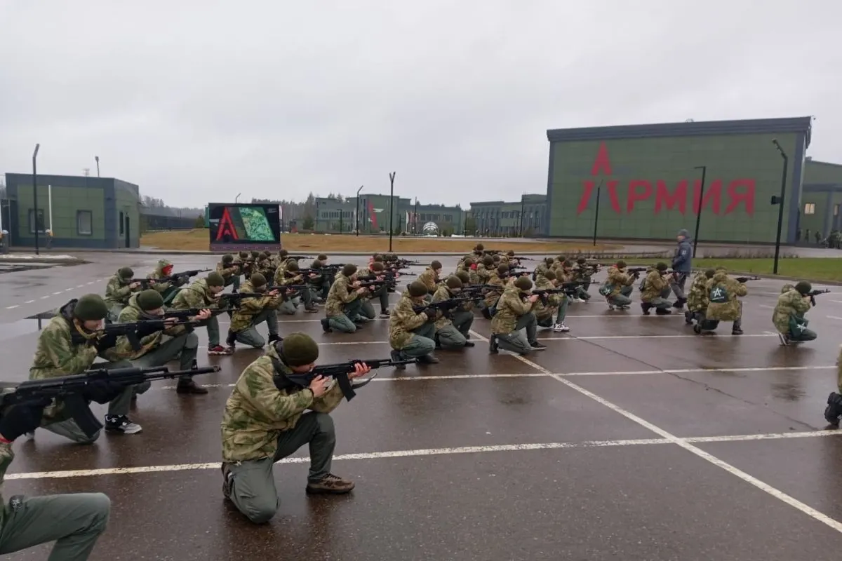 За последние пять лет на создание и работу центров для обязательных военных сборов школьников направлено около 50 млрд рублей: 36,5 млрд — на сеть «Авангард», почти 15 млрд — на сеть «Воин». В центрах проводят строевую подготовку, стрельбы, занятия по обращению с оружием и управлению дроном; учащиеся сообщают о попытках вербовки.