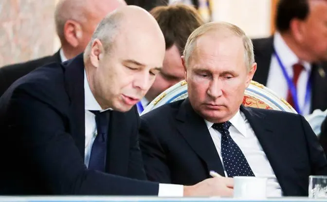Глава Минфина допустил корректировку бюджета‑2026 из‑за дефицита в 5,9 трлн рублей. Депутат предупреждает о возможных сокращениях программ развития и долгосрочных последствиях для экономики.