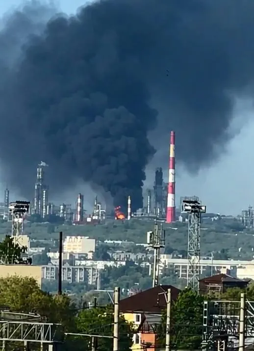 Ночью удары беспилотников поразили Сызрань и районы Белгородской области. В Самарской области подтвердили два погибших, в Белгородской — трое пострадавших. Минобороны утверждает, что силы ПВО перехватили 121 дрон.
