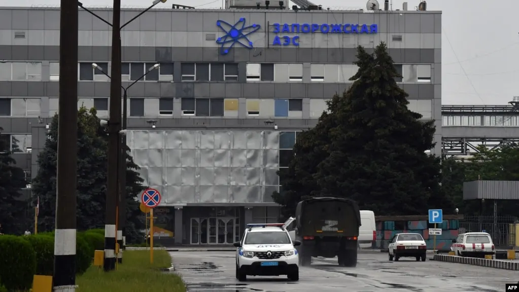 Эксперты МАГАТЭ прибыли на станцию для осмотра повреждений после удара по шестому энергоблоку. Стороны обмениваются обвинениями, основные мощности, по данным российской стороны, не пострадали.