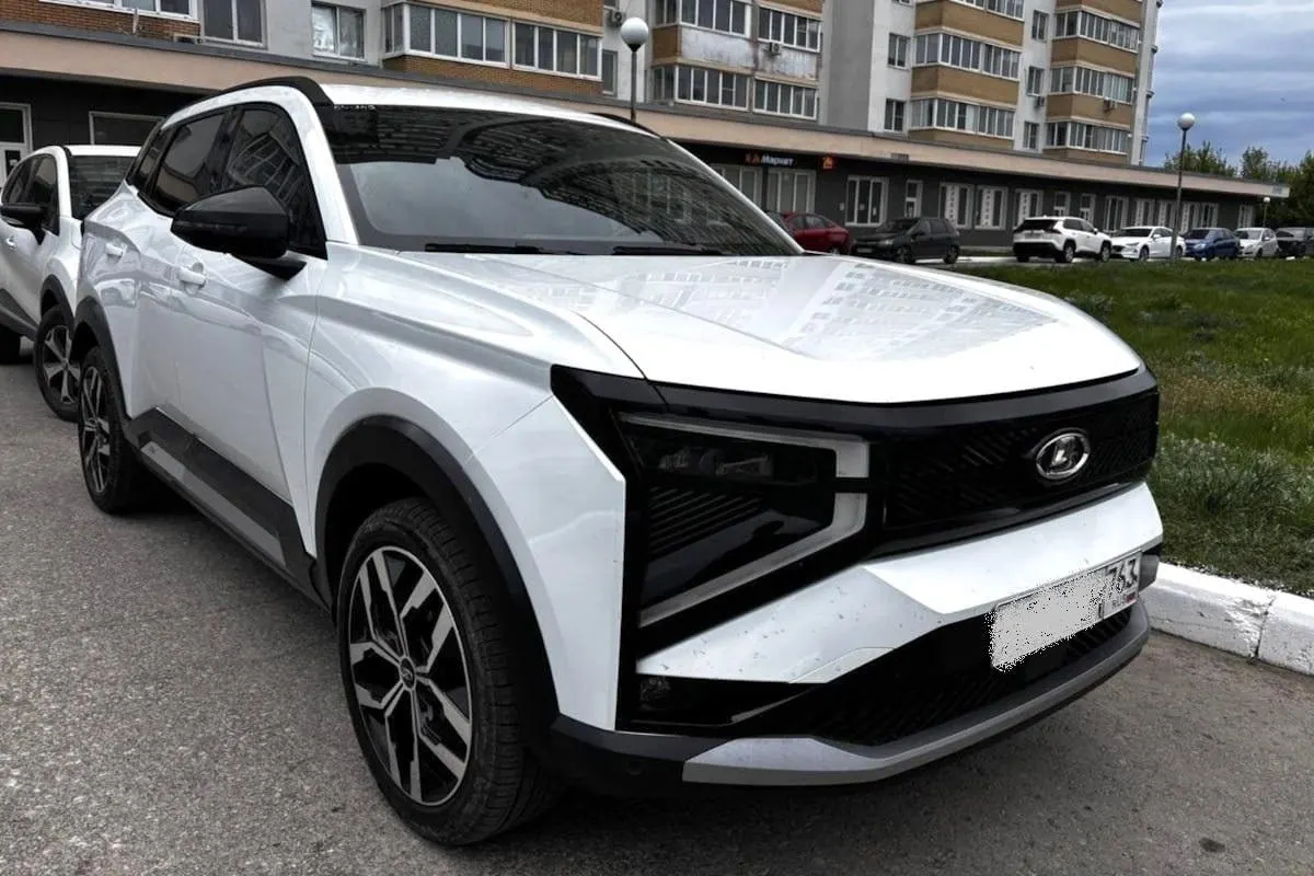 В Тольятти замечена LADA Azimut в заводской окраске — автомобиль проходит последние дорожные испытания. Серийный выпуск намечен на осень, цена ожидается в районе 2,7–2,9 млн рублей.