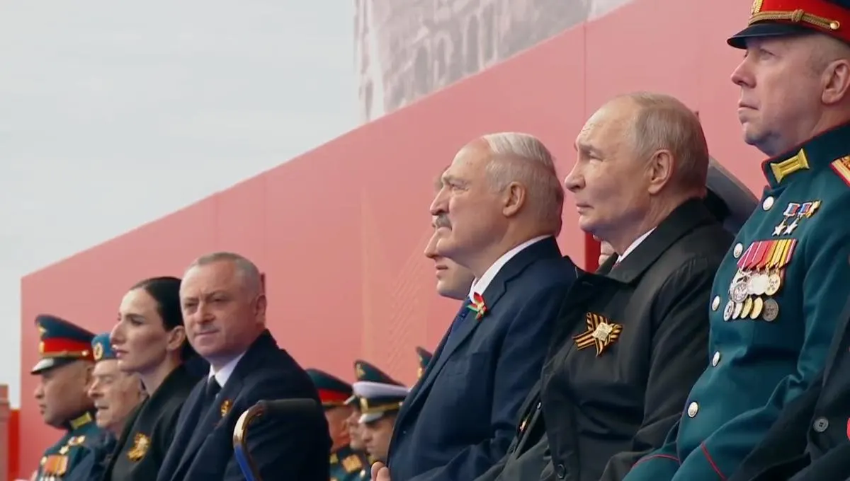 Во время парада Победы президент назвал праздник священным, подчеркнул роль советского народа в разгроме нацизма и связал наследие победителей с подвигом современных воинов. На трибуне рядом с ветераном впервые разместили участника «специальной военной операции».