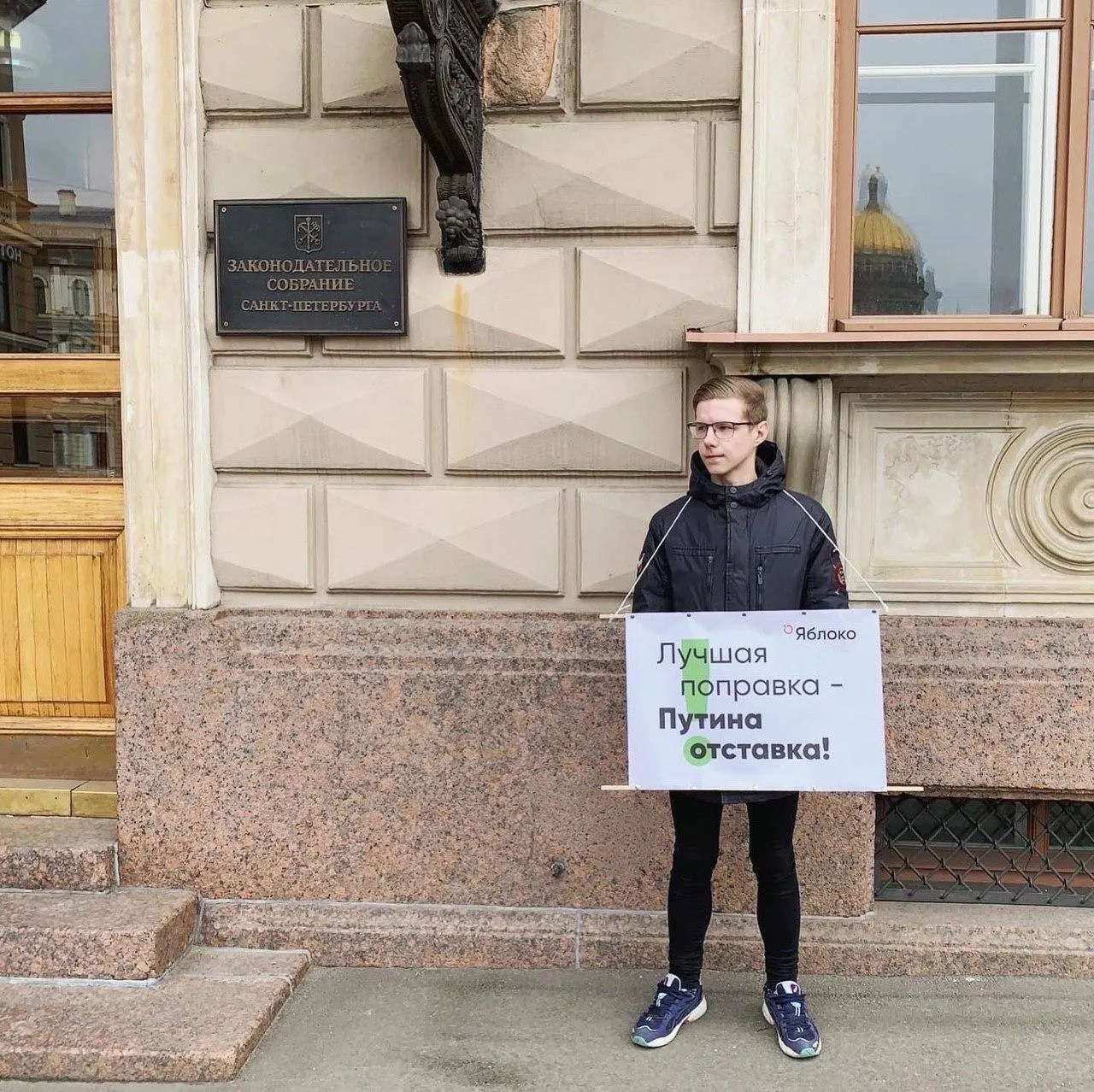 Журналист сообщил, что сегодня его объявили в федеральный розыск; точная уголовная статья пока не известна. Ранее против него выписали штрафы как «иностранному агенту» и за «ЛГБТ‑пропаганду».