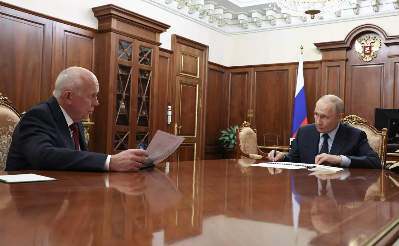 Глава Ростеха доложил президенту, что запуск массового производства МС‑21 и «Суперджета‑100» перенесён — серийный выпуск, по прогнозу, начнётся не раньше следующего года; планы по объёмам производства также сдвинули на более поздний срок.