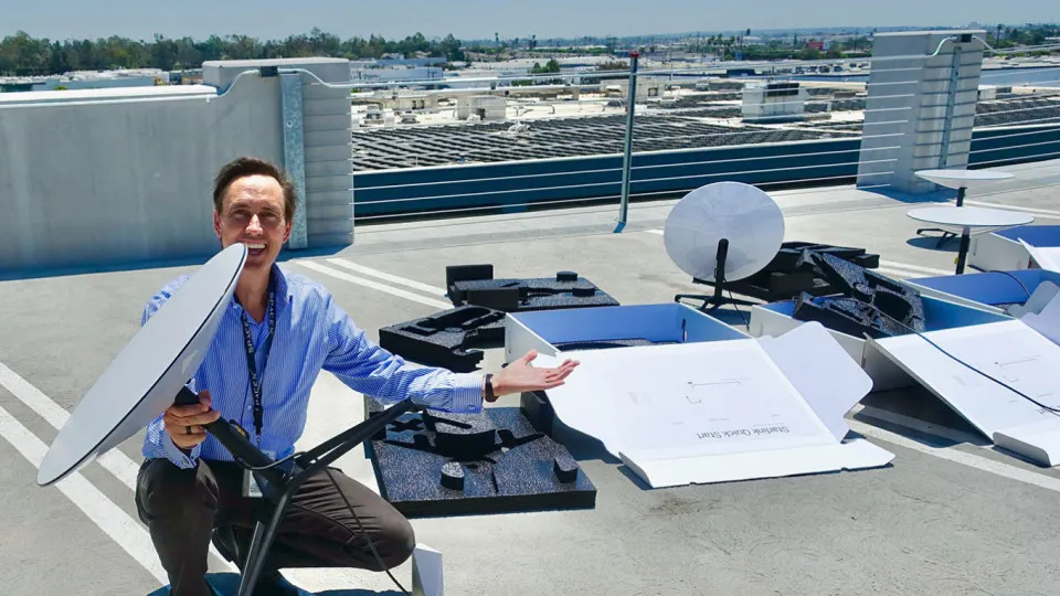 Кабмин постановил запретить ввоз радиоэлектронных средств для приёма и передачи сигналов от иностранных спутников, в том числе терминалов Starlink. Мера осуществляется на фоне ужесточения контроля за интернетом и системных отключений мобильной связи.