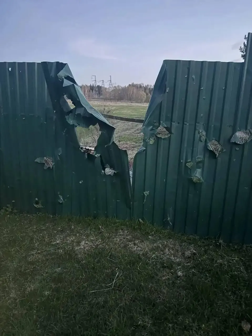 В Волоколамском округе пожилой мужчина погиб после удара беспилотника. В нескольких регионах сообщают о сотнях сбитых дронов, возгорании в порту Приморск и сбоях связи в Петербурге.