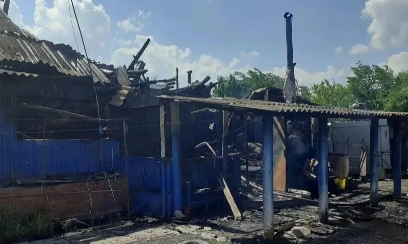 Пожар в частном доме площадью около 80 кв. м произошёл 21 мая; огонь локализовали, но двое жителей — мужчина и женщина — погибли.