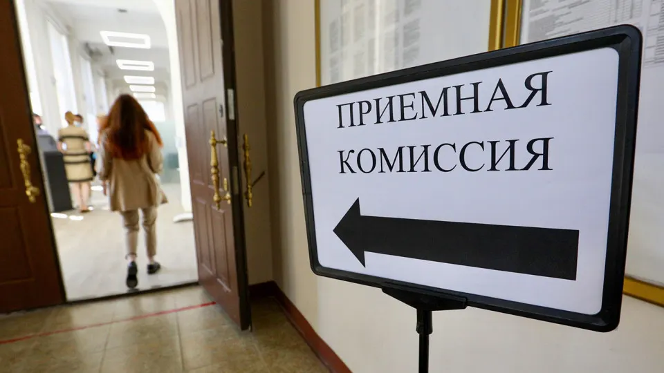 Депутаты предлагают ограничить приём в магистратуру по ряду направлений требованием совпадения профилей бакалавриата и магистратуры; идея вызвала споры о сохранении образовательной гибкости и о необходимости профильной подготовки для профессий с повышенными рисками.