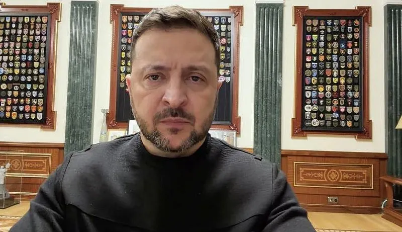 Президент Украины заявил, что разведслужбы, опираясь на данные американских и европейских партнёров, фиксируют подготовку возможного удара с применением «Орешника», включая Киев. Граждан призвали внимательнее относиться к сигналам тревоги и пользоваться укрытиями.