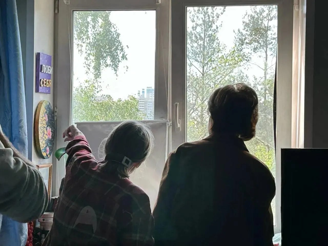 Беспилотник врезался в частный дом в Химках — одна женщина погибла, ещё один человек госпитализирован. В регионе зафиксированы другие попадания, в Шереметьево упали обломки, ночью по стране сбили 555 дронов.