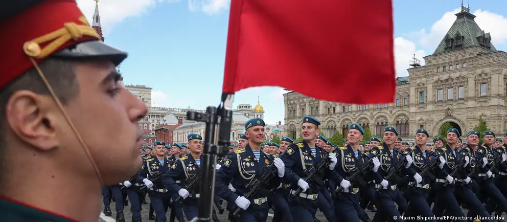 Во многих городах парады и салюты 9 мая отменяют или сокращают: на Красной площади не выведут военную технику. Официально это объясняют соображениями безопасности; эксперты указывают и на другие причины.