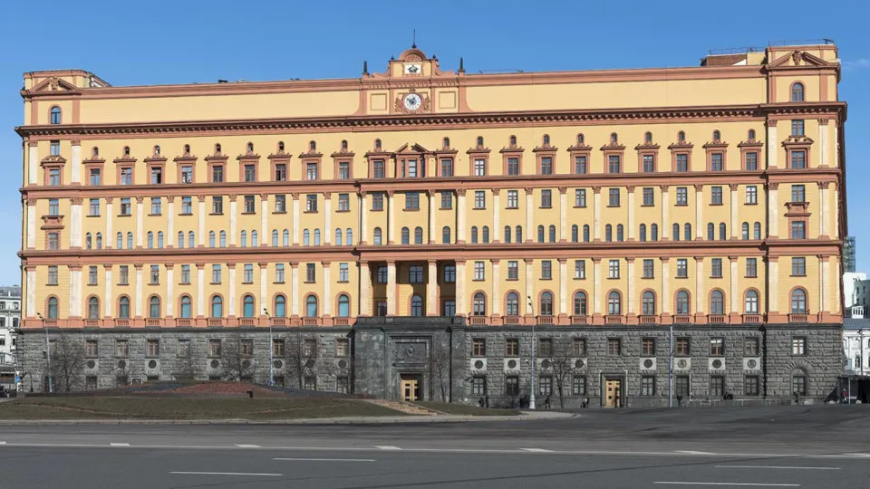 Руководитель Погранслужбы ФСБ Владимир Кулишов заявил о нарушениях договоров со стороны Финляндии и Эстонии, росте провокационных действий и ухудшении обстановки на западных границах России; власти готовятся к разным сценариям развития событий.