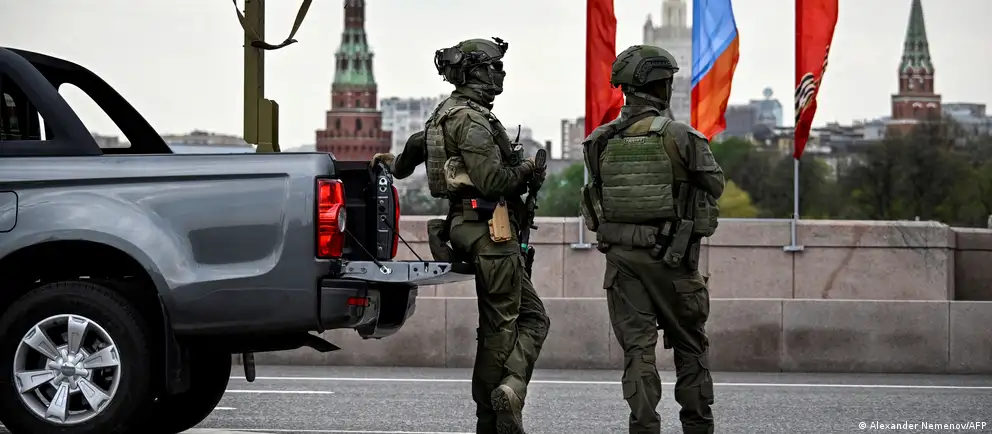 Иностранным корреспондентам отказали в допуске на парад на Красной площади. Власти объясняют изменения формата «текущей оперативной обстановкой»; парад пройдёт без военной техники и в сокращённом формате в ряде регионов.