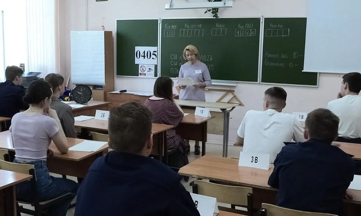 Рособрнадзор рекомендовал проводить проверки на ЕГЭ без физического контакта: охрана и организаторы не должны прикасаться к экзаменующимся и их вещам, при срабатывании металлоискателя просят добровольно предъявить предмет.