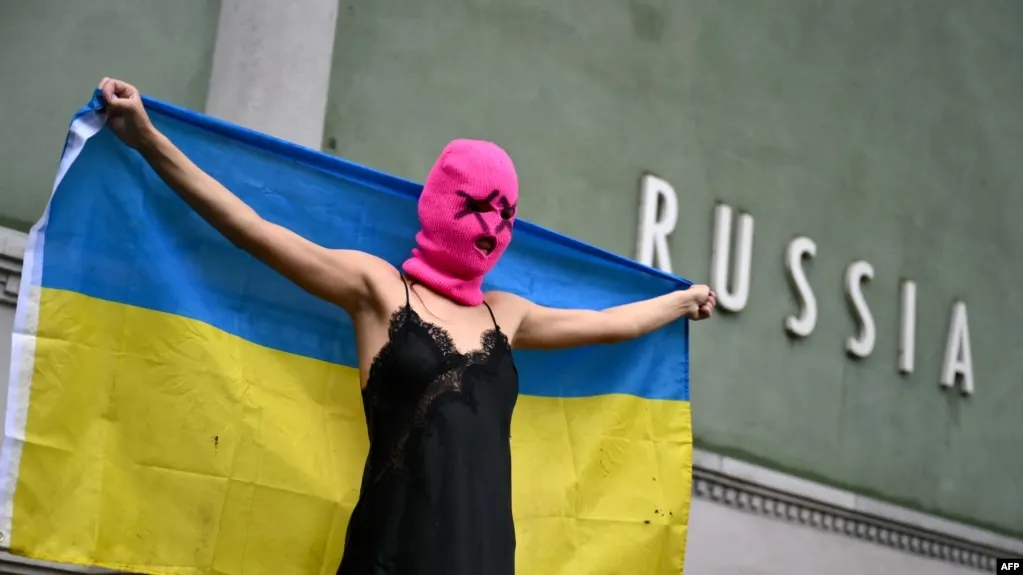 Росфинмониторинг включил феминистскую панк‑группу Pussy Riot в перечень террористов и экстремистов. Ранее в России группу признали экстремистской, а часть участниц заочно приговорили к длительным срокам по делу о «фейках» об армии.