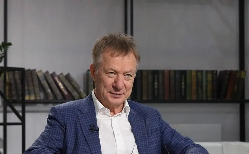 Миллиардер уехал за границу после того, как суд признал его и связанный фонд экстремистскими, а имущество на сумму около 8 млрд рублей объявлено подлежащим конфискации.