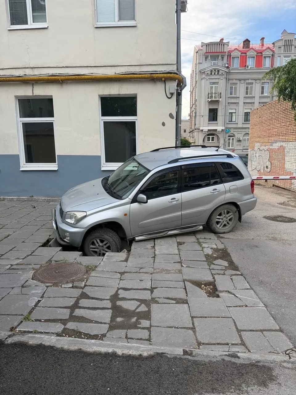 У дома №161 на улице Фрунзе жители заметили провалы земли во дворе. В одном из них оказалась припаркованная машина — фото были сделаны вчера.