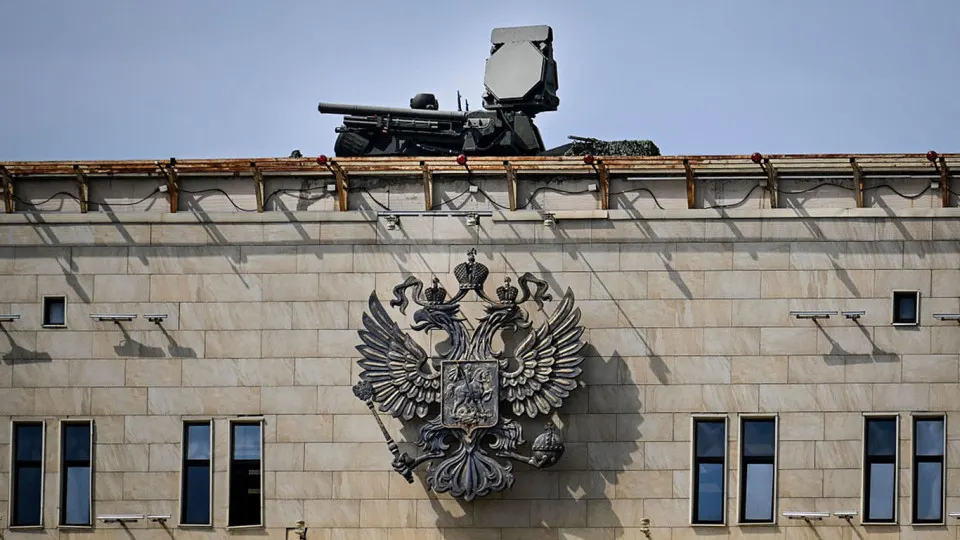 Из‑за переброски систем ПВО для охраны парада 9 мая другие регионы остаются слабее защищёнными. Командиры украинских беспилотников и аналитики предупреждают о риске ударов по периферийным военным объектам и объектам энергетической инфраструктуры.