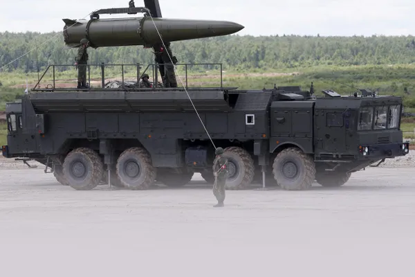 Минобороны РФ сообщило, что в рамках ядерных учений военные доставили специальные боеприпасы и снарядили комплексы «Искандер» для подготовки к пускам в районе Беларуси.