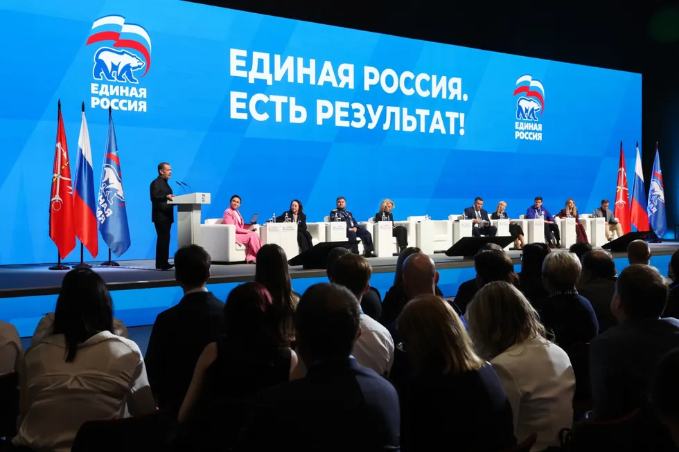 Политблок администрации президента поручил лояльным медиа не использовать в заголовках слово «запрет», заменяя его эвфемизмами и акцентируя позитивные инициативы «Единой России». Журналисты жалуются на размытые формулировки и снижение информативности материалов.
