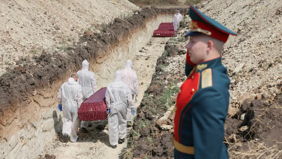 Аналитики, сопоставив поимённые списки, реестр наследственных дел и судебную статистику, оценили численность погибших минимум в 352 тысячи человек. В отчёте отмечают пик потерь в 2024–2025 годах, массовые судебные признания погибшими и недостающий набор личного состава.
