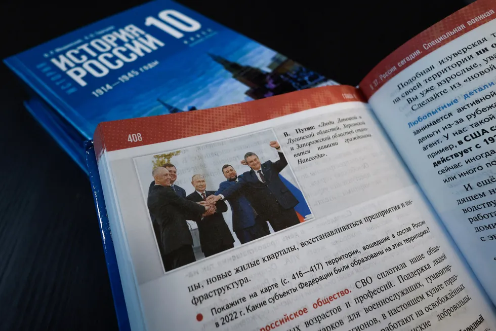 Линейка учебников по истории для 6–9-х классов содержит систематические выборки фактов, анахронизмы и идеологические инъекции, которые склоняют школьников к упрощённой и благоприятной для государства интерпретации прошлого.
