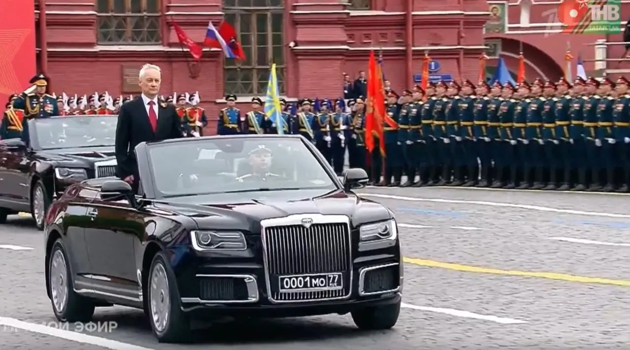 Андрей Белоусов провёл смотр войск с участием кабриолета Aurus. Этот автомобиль собран в Москве, при этом аналогичные модели выпускают и в Елабуге.
