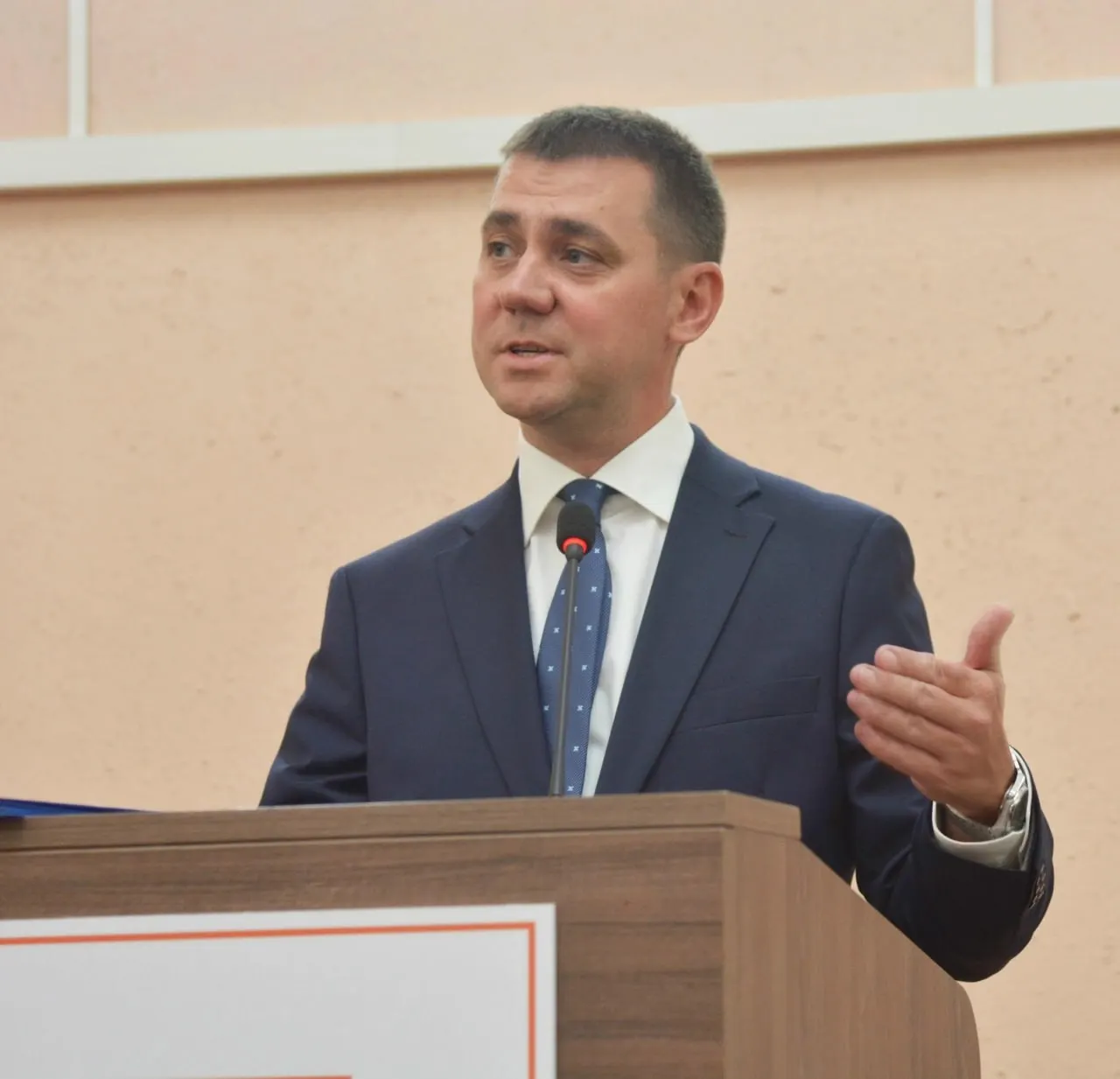 Уролог и хирург с более чем 17‑летним стажем, ранее заместитель по хирургии, возглавил крупнейшую больницу Тольятти. Ранее он был избран в городскую думу от «Единой России».