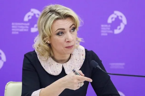 Официальный представитель МИД РФ заявила, что сотрудники Госдепа уведомляют российских дипломатов о том, что их дети, рождённые в США, считаются американскими гражданами без согласия семей; по её оценке, такая практика действует с 2023 года и носит дискриминационный характер.