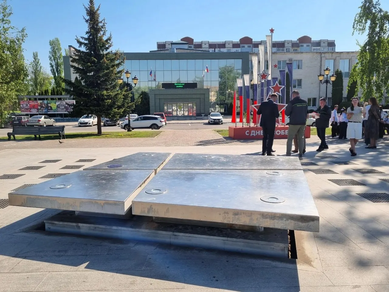 Поломка связана с ошибками при строительстве: не сделали вытяжку в техпомещении, а гидроизоляция не защищала от подтоплений. На ремонт уже выделены деньги — аукцион объявят в ближайшие дни, работы начнут через месяц и займут до 45 дней.