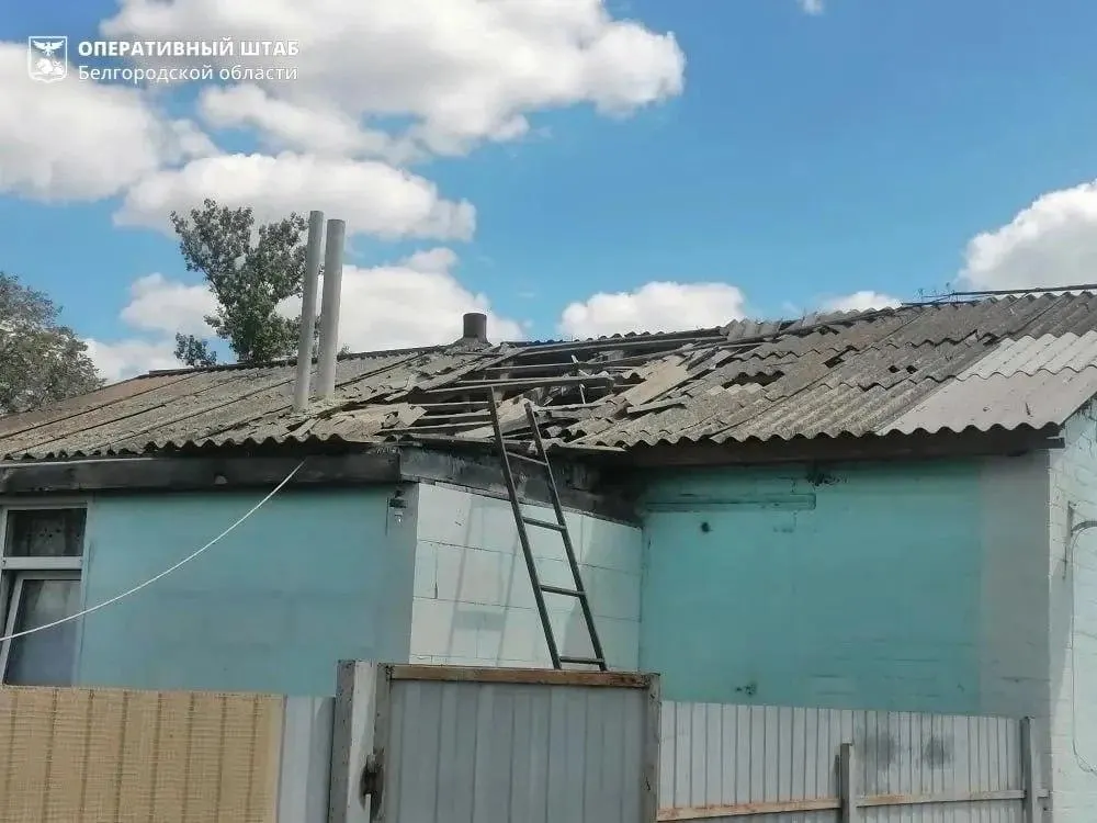 По нескольким регионам России нанесены одновременные удары беспилотников — в результате пожары, эвакуации и разрушения в жилых районах и на железной дороге.