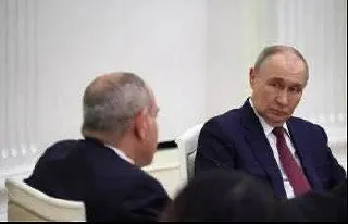 Маркетплейсы временно остановили реализацию товаров из Армении без подробных объяснений; тысячи продавцов оказались в неопределённости. Параллельно Роспотребнадзор заблокировал свыше 1,1 млн бутылок минеральной воды «Джермук». Ограничения появились после визита Пашиняна в Москву.