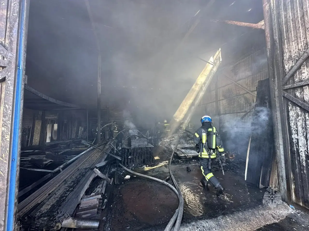 Утром в ангаре по обработке древесины на улице Калинина, 1 произошёл пожар площадью около 500 квадратных метров. Пожар локализовали, пострадавших нет, причины возгорания выясняют.